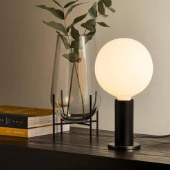 Blackened Oak Knuckle Tischleuchte mit Sphere IV Dim To Warm
