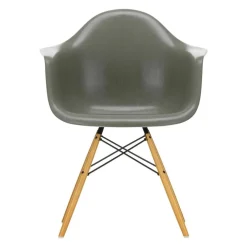 Eames Fiberglass Armchair DAW Ahorn gelblich