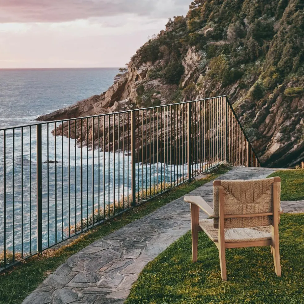 F-Chair Outdoor Lounge Chair