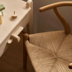 Limited Edition CH24 Wishbone Kinderstuhl