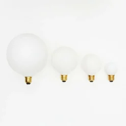 Sphere II LED E27 GLOBE 360° 6W =} 41W Dim To Warm
