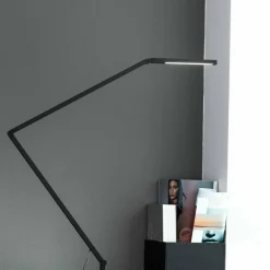Untitled Linear LED Schreibtischleuchte mit Klemme